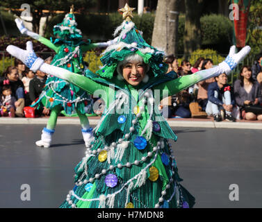 Tokio, Japan. 7. November 2016. Eine Schauspielerin in Kostümen Gesten dem Publikum während der Themenpark Christmas Parade im Tokyo Disneyland in vorstädtischen Tokio am 7. November 2016. Die Christmas Parade hier startete am Montag und würde bis 25. Dezember 2016 stattfinden. Bildnachweis: Ma Zheng/Xinhua/Alamy Live-Nachrichten Stockfoto