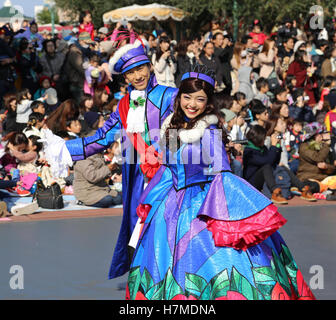 Tokio, Japan. 7. November 2016. Darsteller in Kostümen Geste dem Publikum während der Themenpark Christmas parade zu Tokyo Disneyland in vorstädtischen Tokio, am 7. November 2016. Die Christmas Parade hier startete am Montag und würde bis 25. Dezember 2016 stattfinden. Bildnachweis: Ma Zheng/Xinhua/Alamy Live-Nachrichten Stockfoto