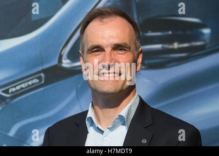 Frankfurt am Main, Deutschland. 7. November 2016. Ralf Hannappel, Direktor der Elektrifizierung und technisches Projektmanagement des neuen Opel Ampera-E, präsentiert das neue Elektroauto von Opel auf einem Presse-Event in Frankfurt am Main, 7. November 2016. Foto: BORRIS ROESSLER/Dpa/Alamy Live News Stockfoto