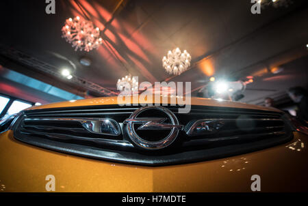 Frankfurt am Main, Deutschland. 7. November 2016. Das neue Elektroauto von Opel unter Kronleuchtern zu einem Presse-Event in Frankfurt am Main, 7. November 2016 zu sehen. Foto: BORRIS ROESSLER/Dpa/Alamy Live News Stockfoto