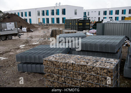 München, Deutschland. 7. November 2016. Bausteine für eine Steinmauer ist auf der Baustelle eines Flüchtlingslagers in München, 7. November 2016 ersichtlich. Bewohner umgesetzt die Wand für den Lärmschutz im Stadtteil Neuperlach. Die Unterkunft für Jugendliche Flüchtlinge ist noch nicht in Betrieb. Foto: SVEN HOPPE/DPA/Alamy Live-Nachrichten Stockfoto