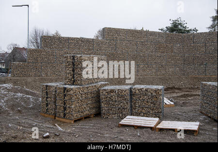 München, Deutschland. 7. November 2016. Bausteine für eine Steinmauer ist auf der Baustelle eines Flüchtlingslagers in München, 7. November 2016 ersichtlich. Bewohner umgesetzt die Wand für den Lärmschutz im Stadtteil Neuperlach. Die Unterkunft für Jugendliche Flüchtlinge ist noch nicht in Betrieb. Foto: SVEN HOPPE/DPA/Alamy Live-Nachrichten Stockfoto