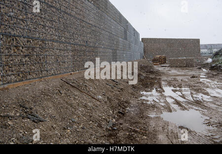 München, Deutschland. 7. November 2016. Bausteine für eine Steinmauer ist auf der Baustelle eines Flüchtlingslagers in München, 7. November 2016 ersichtlich. Bewohner umgesetzt die Wand für den Lärmschutz im Stadtteil Neuperlach. Die Unterkunft für Jugendliche Flüchtlinge ist noch nicht in Betrieb. Foto: SVEN HOPPE/DPA/Alamy Live-Nachrichten Stockfoto