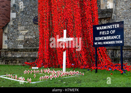 Warminster, Wiltshire, UK. 7. November 2016. Tausende von handgestrickte Mohn Kaskade von St. Lawrence-Kapelle in den Markt der Stadt Warminster, Wiltshire, um Briten zu gedenken und Commonwealth gefallen Soldaten Credit: Andrew Harker/Alamy Live News Stockfoto