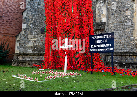 Warminster, Wiltshire, UK. 7. November 2016. Tausende von handgestrickte Mohn Kaskade von St. Lawrence-Kapelle in den Markt der Stadt Warminster, Wiltshire, um Briten zu gedenken und Commonwealth gefallen Soldaten Credit: Andrew Harker/Alamy Live News Stockfoto