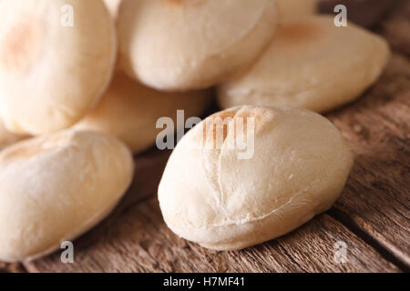 Frisch gebackene arabisches Brot Batbout Makro auf dem Tisch. horizontale Stockfoto