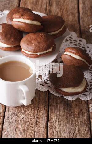 Schokolade Whoopie Pie und Kaffee mit Milch-close-up auf dem Tisch. vertikale Stockfoto