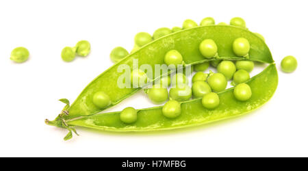 grüne Erbsen isoliert auf weißem Hintergrund Stockfoto