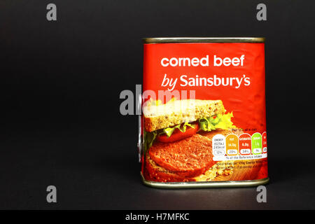 Sainsburys eigene Label corned Beef auf schwarzem Hintergrund isoliert verzinnt Stockfoto
