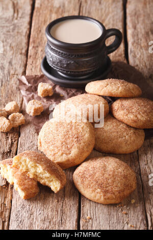 Hausgemachte Snickerdoodle Kekse und Kaffee mit Milch-close-up auf dem Tisch. vertikal, rustikal Stockfoto