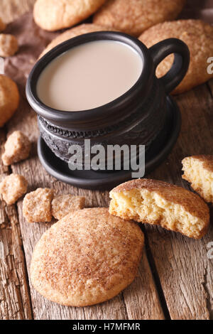 Amerikanische Cookies Snickerdoodle und Milch close-up auf dem Tisch. vertikale, rustikalen Stil Stockfoto