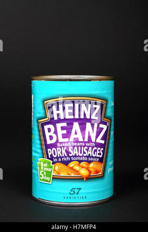 Heinz Bohnen und Würstchen aus Schweinefleisch auf schwarzem Hintergrund isoliert Stockfoto