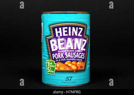 Heinz Bohnen und Würstchen aus Schweinefleisch auf schwarzem Hintergrund isoliert Stockfoto