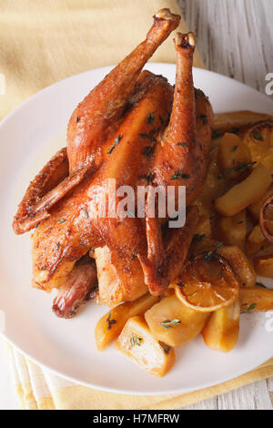 Gesamte gebackenes Huhn mit Zitrone und Thymian Nahaufnahme auf einer Platte. vertikale Ansicht von oben Stockfoto