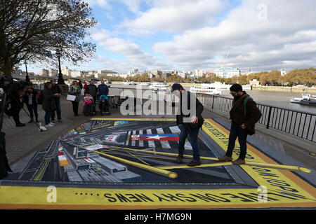 Um einen der umstrittensten US-Wahlkampagnen in der modernen Geschichte zu markieren, hat Sky News eine 3D-Street-Art-Szene am Times Square, New York, in Auftrag gegeben. Die vom Straßenkünstler Joe Hill (links) geschaffene kommission wird am Sonntag, den 6. Und Montag, den 7. November, vor den US-Wahlen am 8. November am Observation Point am Londoner South Bank positioniert. Touristen und Pendler können die Kunst genießen und sich daran beteiligen, indem sie am Rand des Platzes stehen und auf einen belebten Times Square blicken. Die nächtliche Berichterstattung von Sky News, wie Amerika beschließt, wird von einem eigens dafür eingerichteten Studio auf Times S gesendet Stockfoto