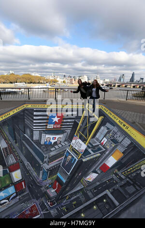 Um einen der umstrittensten US-Wahlkampagnen in der modernen Geschichte zu markieren, hat Sky News eine 3D-Street-Art-Szene am Times Square, New York, in Auftrag gegeben. Die vom Straßenkünstler Joe Hill geschaffene kommission wird am Sonntag, den 6. Und Montag, den 7. November, am Observation Point am Londoner South Bank vor den US-Wahlen am 8. November aufgestellt. Touristen und Pendler können die Kunst genießen und sich daran beteiligen, indem sie am Rand des Platzes stehen und auf einen belebten Times Square blicken. Die nächtliche Berichterstattung von Sky News, so entscheidet Amerika, wird aus einem eigens dafür geschaffenen Studio auf dem Times Square ausgestrahlt Stockfoto