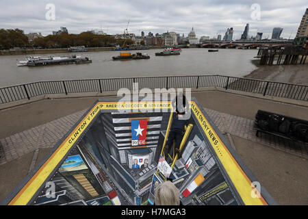 Um einen der umstrittensten US-Wahlkampagnen in der modernen Geschichte zu markieren, hat Sky News eine 3D-Street-Art-Szene des Times Square, New York, in Auftrag gegeben. Die von dem Straßenkünstler Joe Hill geschaffene kommission wird am Sonntag, 6. Und 7. November vor den US-Wahlen am 8. November am Observation Point am Londoner¢South Bank positioniert. Touristen und Pendler können die Kunst genießen und sich daran beteiligen, indem sie am Rand stehen und auf einen belebten Times Square blicken. Sky News'¢' Wahlnachtsberichterstattung, Amerika entscheidet, wird aus einem eigens geschaffenen Studio auf dem Times Square ausgestrahlt Stockfoto