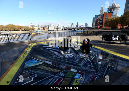 Um einen der umstrittensten US-Wahlkampagnen in der modernen Geschichte zu markieren, hat Sky News eine 3D-Street-Art-Szene am Times Square, New York, in Auftrag gegeben. Die vom Straßenkünstler Joe Hill geschaffene kommission wird am Sonntag, den 6. Und Montag, den 7. November, am Observation Point am Londoner South Bank vor den US-Wahlen am 8. November aufgestellt. Touristen und Pendler können die Kunst genießen und sich daran beteiligen, indem sie am Rand des Platzes stehen und auf einen belebten Times Square blicken. Die nächtliche Berichterstattung von Sky News, so entscheidet Amerika, wird aus einem eigens dafür geschaffenen Studio auf dem Times Square ausgestrahlt Stockfoto