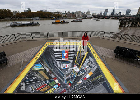 Markieren Sie eines der umstrittensten hat uns Wahlkampagnen in der modernen Geschichte Sky News eine 3D Street-Art-Szene des Times Square in New York in Auftrag gegeben. Die Kommission erstellt von Streetart-Künstler Joe Hill, wird am Aussichtspunkt LondonÃ ¢ Â €Â™s South Bank positioniert werden, am Sonntag 6. und Montag 7thNovember vor den US-Wahlen am 8thNovember. Touristen und Pendler werden in der Lage, genießen die Kunst und indem Sie sich auf die Kante nach unten auf einem belebten Platz mal mitmachen. Himmel NewsÃ ¢ Â €Â™ Nacht Wahlberichterstattung, Amerika entscheidet, wird von einem eigens kreierten Studio am Times Square f ausgestrahlt werden Stockfoto