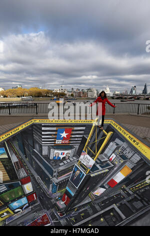 Um einen der umstrittensten US-Wahlkampagnen in der modernen Geschichte zu markieren, hat Sky News eine 3D-Street-Art-Szene des Times Square, New York, in Auftrag gegeben. Die von dem Straßenkünstler Joe Hill geschaffene kommission wird am Sonntag, 6. Und 7. November vor den US-Wahlen am 8. November am Observation Point am Londoner¢South Bank positioniert. Touristen und Pendler können die Kunst genießen und sich daran beteiligen, indem sie am Rand stehen und auf einen belebten Times Square blicken. Sky News'¢' Wahlnachtsberichterstattung, Amerika entscheidet, wird aus einem eigens geschaffenen Studio auf dem Times Square ausgestrahlt Stockfoto