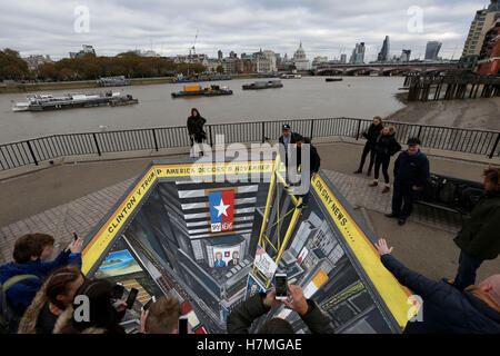 Um einen der umstrittensten US-Wahlkampagnen in der modernen Geschichte zu markieren, hat Sky News eine 3D-Street-Art-Szene am Times Square, New York, in Auftrag gegeben. Die vom Straßenkünstler Joe Hill geschaffene kommission wird am Sonntag, den 6. Und Montag, den 7. November, am Observation Point am Londoner South Bank vor den US-Wahlen am 8. November aufgestellt. Touristen und Pendler können die Kunst genießen und sich daran beteiligen, indem sie am Rand des Platzes stehen und auf einen belebten Times Square blicken. Die nächtliche Berichterstattung von Sky News, so entscheidet Amerika, wird aus einem eigens dafür geschaffenen Studio auf dem Times Square ausgestrahlt Stockfoto