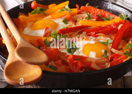 traditionelle baskische Piperade mit Eiern Nahaufnahme in einer Pfanne. horizontale Stockfoto