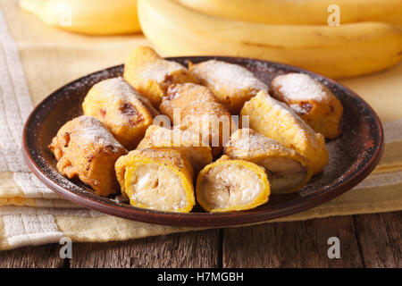 Traditionelle gebratene Bananen bestreut mit Puderzucker Nahaufnahme auf dem Tisch. horizontale Stockfoto