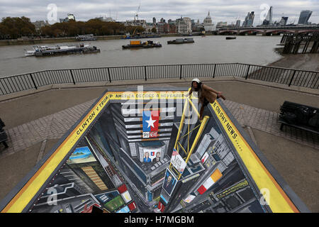 Um einen der umstrittensten US-Wahlkampagnen in der modernen Geschichte zu markieren, hat Sky News eine 3D-Street-Art-Szene des Times Square, New York, in Auftrag gegeben. Die von dem Straßenkünstler Joe Hill geschaffene kommission wird am Sonntag, 6. Und 7. November vor den US-Wahlen am 8. November am Observation Point am Londoner¢South Bank positioniert. Touristen und Pendler können die Kunst genießen und sich daran beteiligen, indem sie am Rand stehen und auf einen belebten Times Square blicken. Sky News'¢' Wahlnachtsberichterstattung, Amerika entscheidet, wird aus einem eigens geschaffenen Studio auf dem Times Square ausgestrahlt Stockfoto