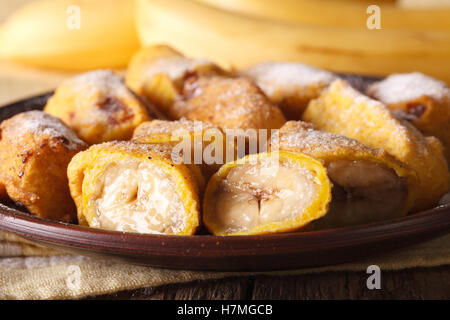 Pisang Goreng gebratene Bananen im Teig auf eine Platte Nahaufnahme auf dem Tisch. Horizontale Stockfoto