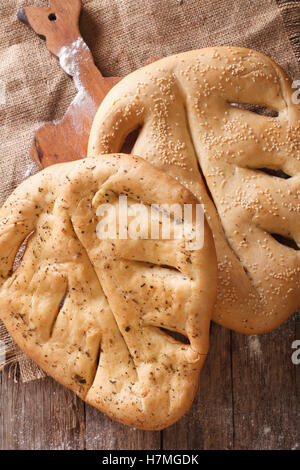 Fugasse französisches Brot mit Sesam-Samen und Kräuter-Closeup auf dem Tisch. vertikale Ansicht von oben Stockfoto