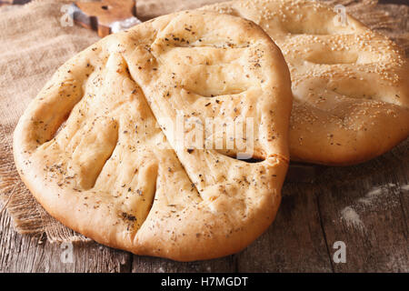 Hausgemachte Fugasse französisches Brot mit Sesam-Samen und Kräuter-Closeup auf dem Tisch. horizontale Stockfoto