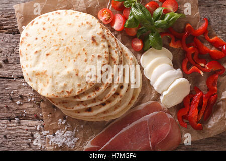 Italienische frisch gebackene Piadina mit Nahaufnahme Zutaten auf den Tisch. Horizontale Ansicht von oben Stockfoto