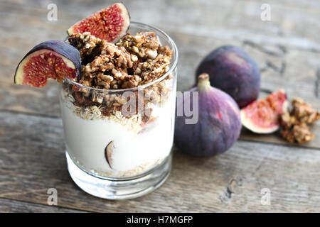 Griechischer Joghurt mit Müsli und Feigen Stockfoto