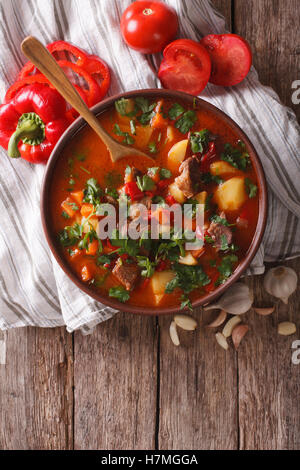 Leckeres ungarisches Gulasch Suppe Bograch close-up auf den Tisch und Zutaten. Vertikale Ansicht von oben Stockfoto