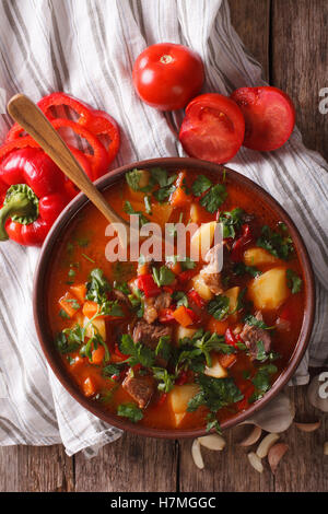 Traditionelle ungarische Gulasch Suppe Bogracs close-up in einer Schüssel auf dem Tisch. Vertikale Ansicht von oben Stockfoto