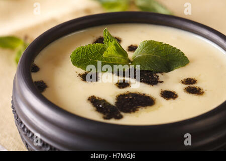 Türkische Yayla Suppe mit Minze und Joghurt in eine Schüssel Makro auf dem Tisch. horizontale Stockfoto