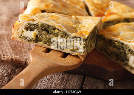 Griechischen Spanakopita Stück Kuchen auf den Tisch-Makro. horizontale Stockfoto