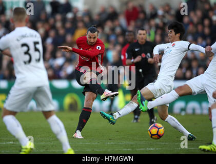 Manchester United Zlatan Ibrahimovic erzielt seine Seite zweite Tor in der Premier-League-Spiel im Liberty Stadium, Swansea. Stockfoto