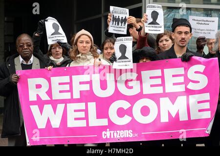 Bürgerinnen und Bürger UK Demonstranten vor dem Innenministerium Lunar House in Croydon, als Kindermigranten fordern ein gesetzliches Recht auf Leben in Großbritannien gefährdet Selbstmord durch Verzögerungen bei der Umsiedlung nach dem Abriss der Calais Dschungel-Camp, eine Wohltätigkeitsorganisation hat davor gewarnt. Stockfoto