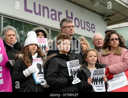 Demonstranten vor dem Innenministerium Lunar House in Croydon, als Kindermigranten fordern ein gesetzliches Recht auf Leben in Großbritannien gefährdet Selbstmord durch Verzögerungen bei der Umsiedlung nach dem Abriss der Calais Dschungel-Camp, eine Wohltätigkeitsorganisation hat davor gewarnt. Stockfoto