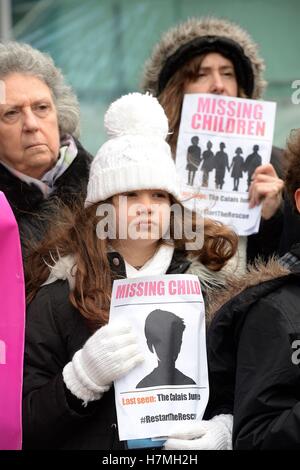Demonstranten vor dem Innenministerium Lunar House in Croydon, als Kindermigranten fordern ein gesetzliches Recht auf Leben in Großbritannien gefährdet Selbstmord durch Verzögerungen bei der Umsiedlung nach dem Abriss der Calais Dschungel-Camp, eine Wohltätigkeitsorganisation hat davor gewarnt. Stockfoto