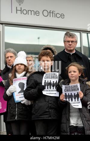 Demonstranten vor dem Innenministerium Lunar House in Croydon, als Kindermigranten fordern ein gesetzliches Recht auf Leben in Großbritannien gefährdet Selbstmord durch Verzögerungen bei der Umsiedlung nach dem Abriss der Calais Dschungel-Camp, eine Wohltätigkeitsorganisation hat davor gewarnt. Stockfoto