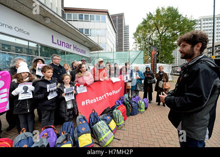 James Afsha (links) der Bürger UK Gespräche auf Demonstranten vor dem Innenministerium Lunar House in Croydon, als Kindermigranten einen rechtlichen Anspruch rechts in Großbritannien zu Leben sind auf Gefahr von Selbstmord durch Verzögerungen bei der Umsiedlung nach dem Abriss der Calais Dschungelcamp, hat davor gewarnt, dass eine Wohltätigkeitsorganisation. Stockfoto