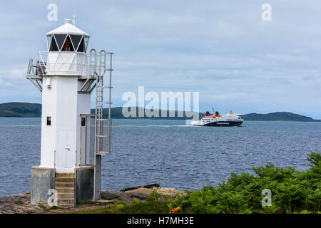 Umzügen Leuchtturm und Loch Seaforth Fähre, Schottland, Vereinigtes Königreich Stockfoto