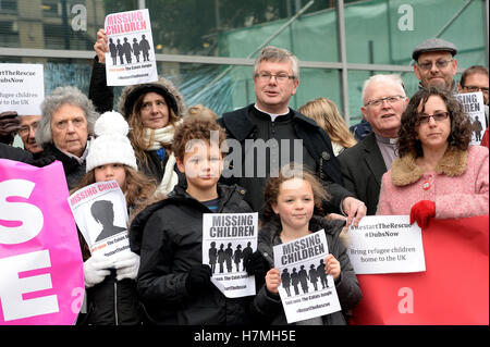 Demonstranten vor dem Innenministerium Lunar House in Croydon, als Kindermigranten fordern ein gesetzliches Recht auf Leben in Großbritannien gefährdet Selbstmord durch Verzögerungen bei der Umsiedlung nach dem Abriss der Calais Dschungel-Camp, eine Wohltätigkeitsorganisation hat davor gewarnt. Stockfoto
