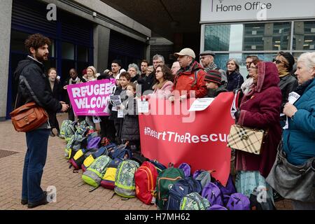 James Afsha (links) der Bürger UK Gespräche auf Demonstranten vor dem Innenministerium Lunar House in Croydon, als Kindermigranten einen rechtlichen Anspruch rechts in Großbritannien zu Leben sind auf Gefahr von Selbstmord durch Verzögerungen bei der Umsiedlung nach dem Abriss der Calais Dschungelcamp, hat davor gewarnt, dass eine Wohltätigkeitsorganisation. Stockfoto