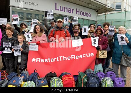 Bürgerinnen und Bürger UK Demonstranten vor dem Innenministerium Lunar House in Croydon, als Kindermigranten fordern ein gesetzliches Recht auf Leben in Großbritannien gefährdet Selbstmord durch Verzögerungen bei der Umsiedlung nach dem Abriss der Calais Dschungel-Camp, eine Wohltätigkeitsorganisation hat davor gewarnt. Stockfoto