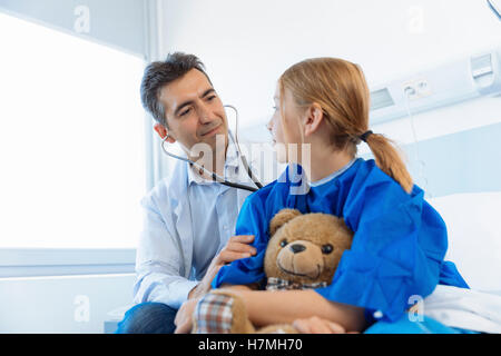 Arzt untersuchen Mädchen Patienten im Krankenhaus Stockfoto