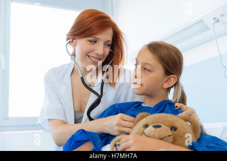 Arzt untersucht ein junges Mädchen im Krankenhaus Stockfoto