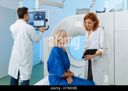 Arzt, die Vorbereitung eines Patienten auf dem Scanner-Zimmer Stockfoto